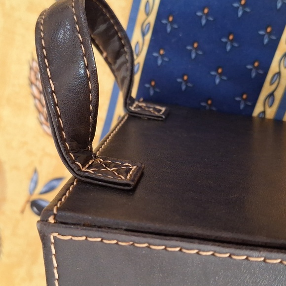 FAUX LEATHER HANDLED BASKET Storage with handles - Picture 2 of 7